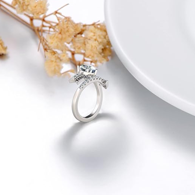 Anello di fidanzamento a cuore con incisione personalizzata in moissanite a forma di cuore in argento sterling circolare-4